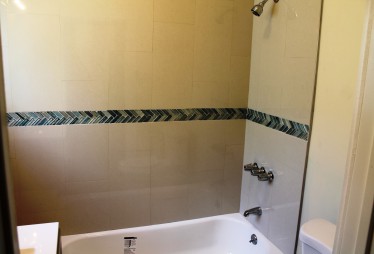 2525 E 10th St #7 - Bathroom1